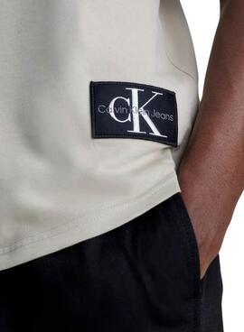 T-Shirt Calvin Klein Jeans Badge Drehen Sie Beige