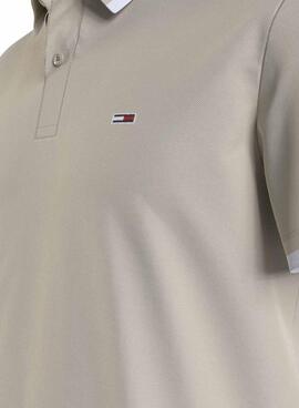 Tommy Jeans Solid Tipped Regular Polo in Beige for Men wird auf Deutsch übersetzt.