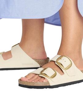 Sandalen Birkenstock Arizona mit Schnalle in Beige für Damen.