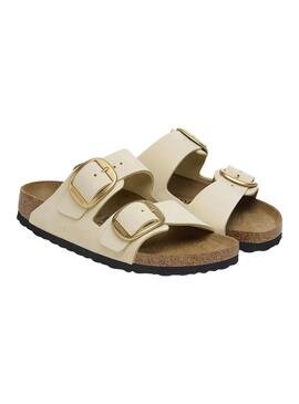 Sandalen Birkenstock Arizona mit Schnalle in Beige für Damen.