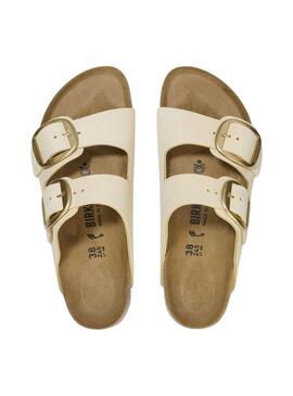 Sandalen Birkenstock Arizona mit Schnalle in Beige für Damen.