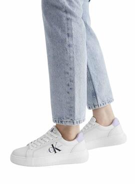 Turnschuhe Calvin Klein Jeans Chunky Cupsole weiß und lila für Frauen.