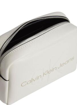 Handtasche Calvin Klein Jeans Sculpted Camera beige für Damen.