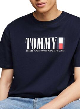 Bitte geben Sie mir nur die deutsche Übersetzung davon: Tommy Jeans Regular Flag Marineblau T-Shirt für Männer