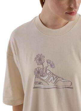 T-shirt New Balance beige Blumen für Damen.