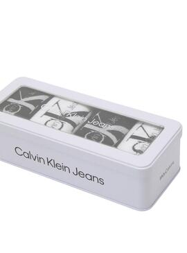 Geschenkbox mit 4 Paar Calvin Klein Socken mit weißem und schwarzem Logo für Damen.