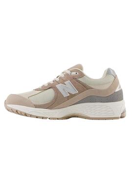 Sneaker New Balance M2002R beige für Damen.