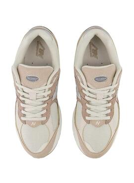 Sneaker New Balance M2002R beige für Damen.