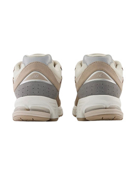 Sneaker New Balance M2002R beige für Damen.