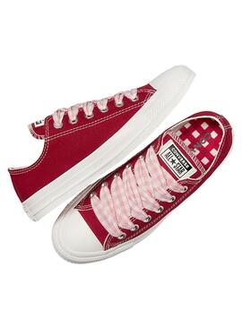 Rote Converse Chuck Taylor Turnschuhe für Damen.