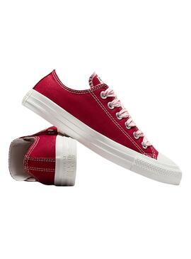 Rote Converse Chuck Taylor Turnschuhe für Damen.