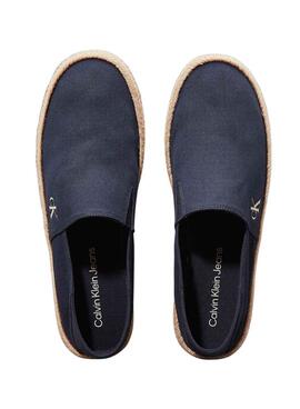 Espadrilles Calvin Klein aus marineblauer Leinwand für Männer.
