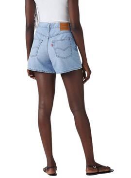 Kurze Levis 80er Mom Jeans in hellem Denim für Damen.