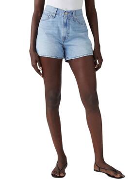 Kurze Levis 80er Mom Jeans in hellem Denim für Damen.