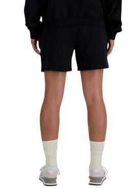 Kurze schwarze New Balance Athletics Shorts für Damen.