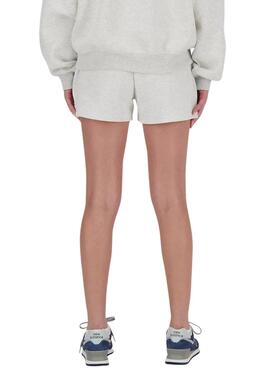 Kurze Sporthose von New Balance in Grau für Damen.