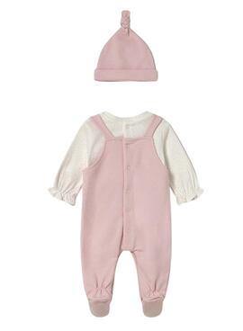 Strampler Mayoral, Latzhose und rosa Fleece-Mütze für Babys.