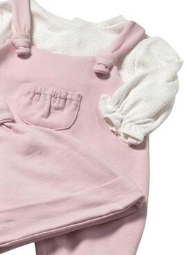 Strampler Mayoral, Latzhose und rosa Fleece-Mütze für Babys.