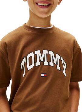 Braunes Tommy Hilfiger Varsity-T-Shirt für Jungen.
