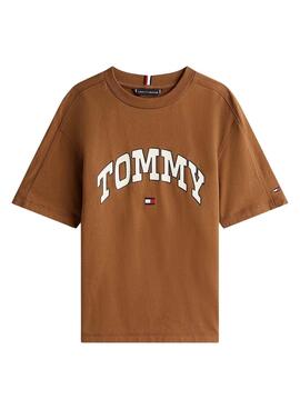 Braunes Tommy Hilfiger Varsity-T-Shirt für Jungen.