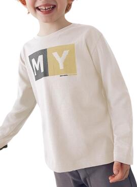 T-shirt Mayoral Basic beige mit Buchstaben für Jungen.