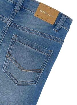 Jeans Mayoral en azul medio ajustados para niños.