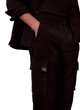 Schwarze Calvin Klein Jeans Cargo-Hose für Herren.