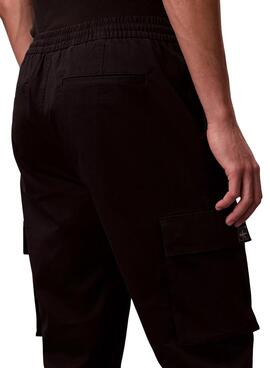 Schwarze Calvin Klein Jeans Cargo-Hose für Herren.