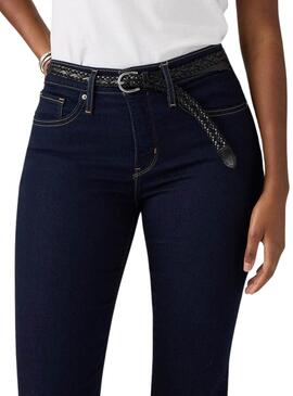 Dunkle Levis 314 Shaping Straight Jeans für Damen.