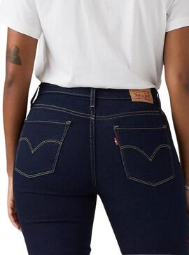 Dunkle Levis 314 Shaping Straight Jeans für Damen.