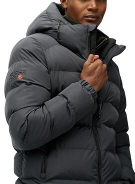 Gepolsterte Superdry Kapuzen-Sportdaunenjacke in Grau für Herren