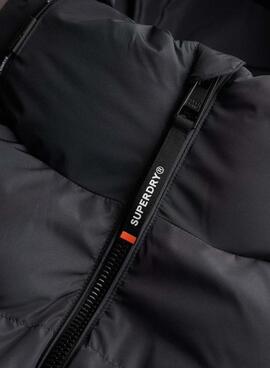 Gepolsterte Superdry Kapuzen-Sportdaunenjacke in Grau für Herren