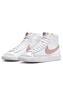 Nike Blazer Mid 77 Sneaker in Weiß und Rosa für Damen.