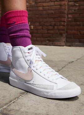 Nike Blazer Mid 77 Sneaker in Weiß und Rosa für Damen.