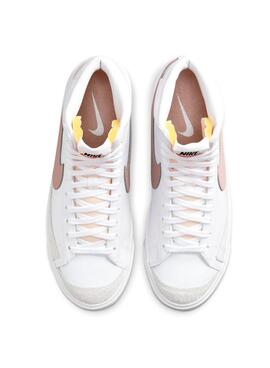 Nike Blazer Mid 77 Sneaker in Weiß und Rosa für Damen.