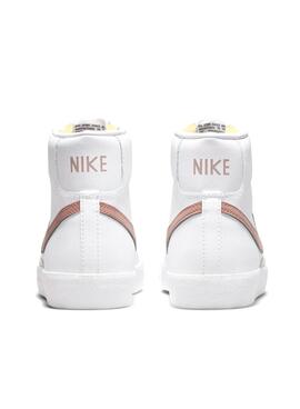 Nike Blazer Mid 77 Sneaker in Weiß und Rosa für Damen.