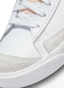 Nike Blazer Mid 77 Sneaker in Weiß und Rosa für Damen.