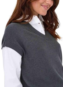 Pullover Only Payson-Kombinationsshirt und graues Weste für Damen.