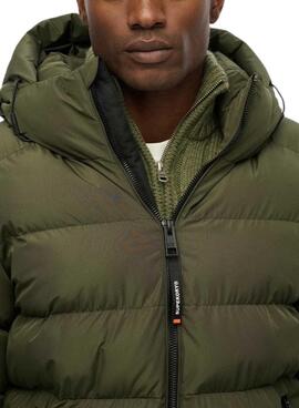 Sportliche gesteppte Superdry Kapuzenjacke mit grünem Puffer für Herren.