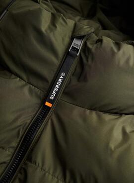 Sportliche gesteppte Superdry Kapuzenjacke mit grünem Puffer für Herren.
