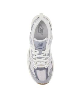 Turnschuhe New Balance 530 lila für Mädchen.