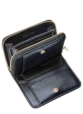 Mittelgroße schwarze Calvin Klein Damen-Geldbörse mit Klappe.