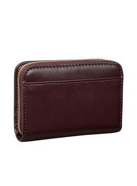 Mittlere Calvin Klein Brieftasche mit granatfarbener Klappe für Damen.