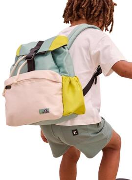 Rucksack Mayoral mit grünem Überschlagverschluss für Jungen und Mädchen.