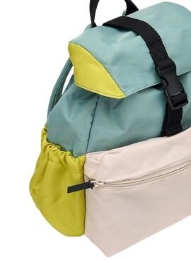 Rucksack Mayoral mit grünem Überschlagverschluss für Jungen und Mädchen.