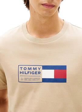 T-Shirt Tommy Hilfiger Brand Love Box in Toasted für Herren.