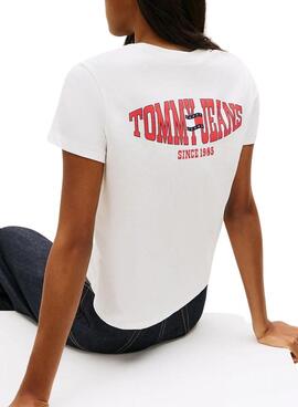 T-shirt Tommy Jeans Wavy Flag weiß für Damen.