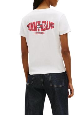 T-shirt Tommy Jeans Wavy Flag weiß für Damen.