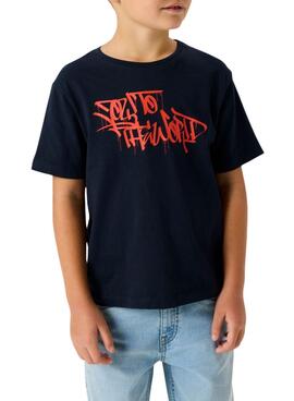 T-Shirt Name It Benno mit schwarzem grafischem Druck für Jungen.