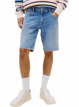 Bermuda Jeans von Tommy Jeans in mittlerer Waschung für Herren.